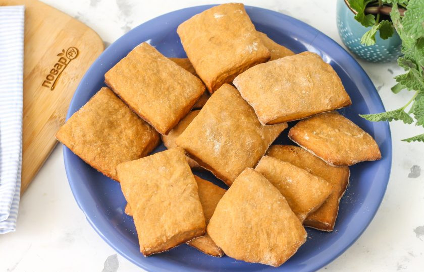 1. Этап. Имбирные пряники на жженом сахаре: Готовые пряники выложите на тарелку и дайте остыть. Проверить готовность выпечки можно разломив пряник на две части.