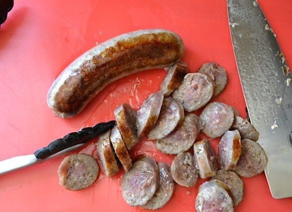 1. Этап. Макароны с сосисками и грибами в томатном соусе: 2. Выложите сосиски на разделочную доску и нарежьте их колечками.