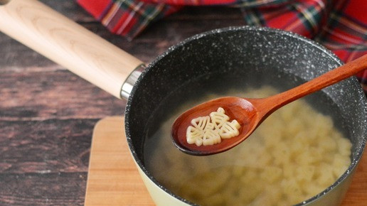 1. Этап. Новогодние макароны с индейкой и песто: Что касается макаронных изделий, то выбирайте те, которые вам нравятся. Они могут быть короткими, длинными, абсолютно любой формы. В данном блюде форма макаронных изделий не принципиальна. У меня макароны в новогодней стилистике, в форме очаровательных ёлочек. Вскипятите воду с небольшим количеством соли и отварите в кипящей воде макароны до состояния аль-денте. Затем откиньте на сито. Немного воды от варки макарон сохраните.