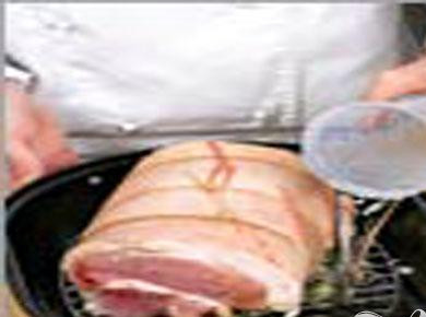 1. Этап. Свинина в имбирной глазури: 2. Очищаем лук, тонко нарезаем его. Очищаем имбирь, на крупной терке натираем. Промываем и обсушиваем мяту. На дно формы кладем имбирь, лук и мяту. Свинину кладем сверху. Все заливаем водой. Фольгой в три слоя накрываем форму, на полтора часа ставим в духовку, температура 160 градусов. Затем уменьшим до 140 градусов, и полтора часа держим еще.