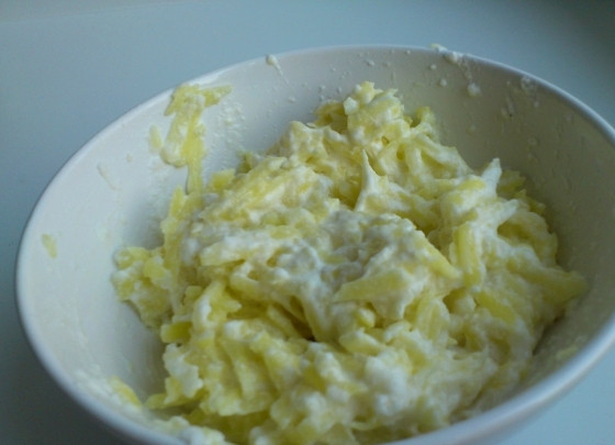 1. Этап. Драники с сыром: Теперь осторожно перемешиваем все ингредиенты.