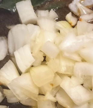 1. Этап. Карри из курицы с лавровым листом: Затем в сковороде на среднем огне разогреть масло, добавив гвоздику, кардамон, корицу и лавровый лист. Жарить, постоянно помешивая, буквально 30 секунд,. После добавить лук и готовить его 7 минут.