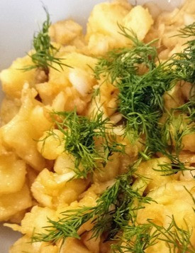 1. Этап. Салат из картофеля, лука и укропа: В салатницу к маринованном луку добавить картофель и укроп. Хорошо перемешайте. Откорректируйте на соль/перец. Салат должен быть ярким на вкус, сочным и не сухим. При необходимости добавить больше оливкового масла и уксуса. Можно подавать. Приятного аппетита.