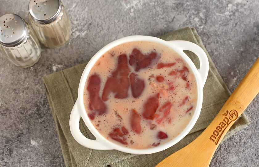 1. Этап. Диетическая печень: Залейте яичной смесью и слегка перемешайте. Запекайте в духовке при температуре 200 градусов около 20 минут.