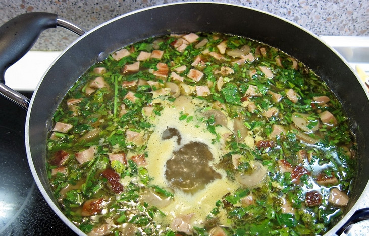 1. Этап. Солянка с маслинами: Добавляем огурцы и зелень в кастрюлю, перемешиваем и варим 10 минут. Если вам кажется, что получилось не слишком насыщенно, можно добавить немного уксуса.