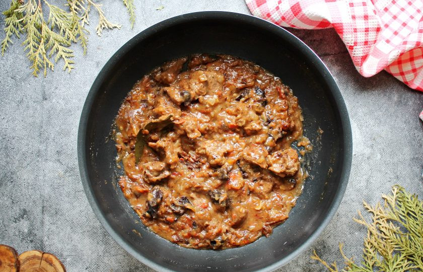 1. Этап. Эсик флейш: Закройте казан крышкой, убавьте огонь до минимального и готовьте в течение одного часа, следя, чтобы не пригорело.