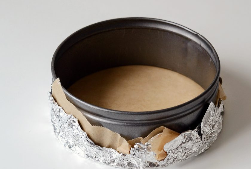 1. Этап. Морковный торт без яиц: Кольцо для выпечки простелите пергаментом, а сверху закрепите фольгой.