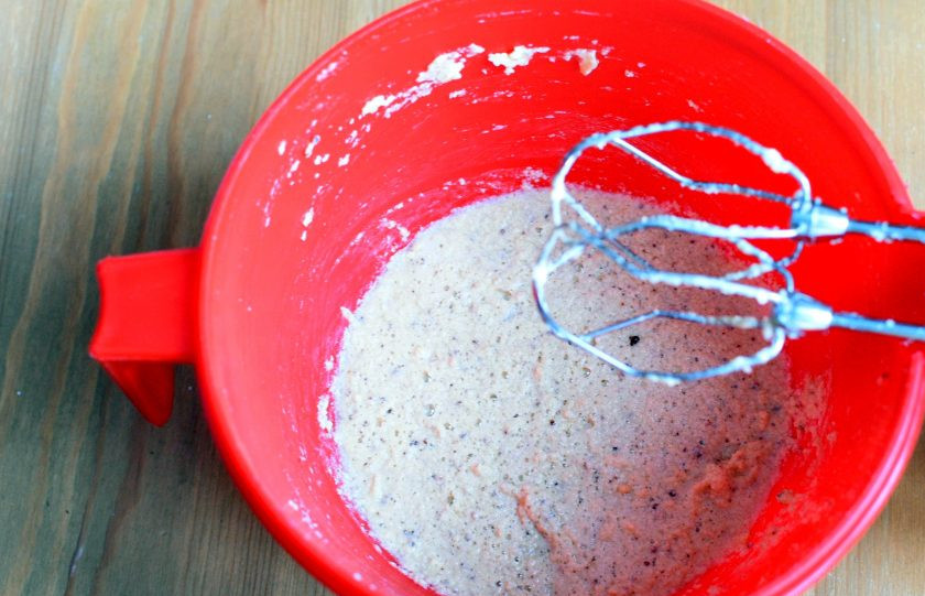 1. Этап. Шоколадный кекс с грушами: Для теста взбейте размягченное масло с сахаром – обычным и коричневым – до пышной массы. По одному добавляйте яйца, тщательно взбивая после каждого. В последнюю очередь лопаткой вмешайте сметану.