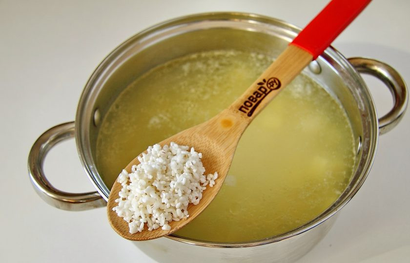 1. Этап. Суп с рисом и кабачком: Затем добавьте промытый рис и варите все вместе 10 минут.