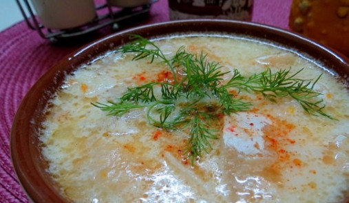 1. Этап. Суп из брюшек семги: 4. Когда овощи сварились до готовности, достаньте их. Лук выбросите, а из картофеля и моркови сделайте пюре и отправьте обратно в бульон. Положите туда же кусочки семги, посолите, поперчите, добавьте сливки. Продолжайте варить еще 10 минут. Суп из брюшек семги готов. Разлейте его по тарелкам и украсьте зеленью. Приятного аппетита!