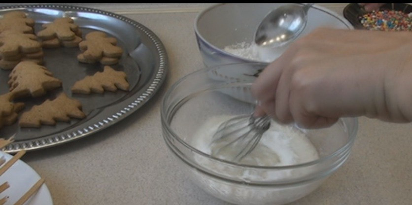 1. Stage. New Year honey gingerbread: For the frosting, beat 1 egg white with a mixer, add the lemon juice and powdered sugar to get the consistency we want. If you want to draw pictures, make it thicker, if you just cover the frosting with powdered sugar. You can separate the frosting and add food coloring.