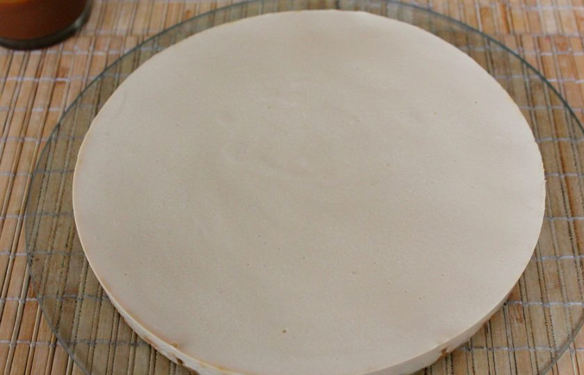 1. Этап. Карамельный торт без выпечки: Застывший торт перекладываем на плоское блюдо.