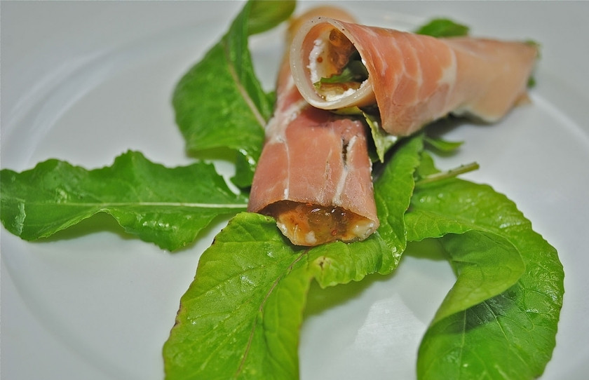 1. Этап. Рулетики из ветчины с сыром: Скручиваем ветчину в ролл и кладем швом вниз. Тоже самое проделываем с остальными ломтиками и выкладываем готовые роллы на тарелку.