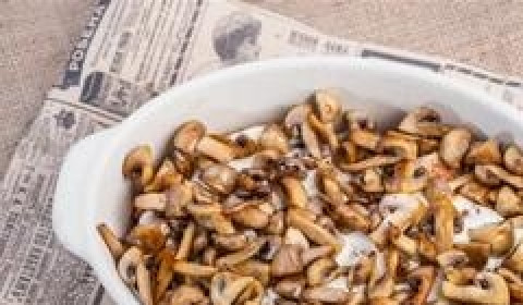 1. Этап. Мясо по-французски с соусом бешамель: Следующий слой – жареные грибы. Подсаливаем их немного.