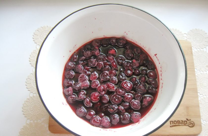 1. Этап. Вишневый конфитюр для торта: Дайте постоять пока вишня не пустит сок.