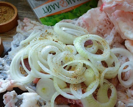 1. Этап. Бедро индейки в бараньем панцире: Сверху положить кольца лука.