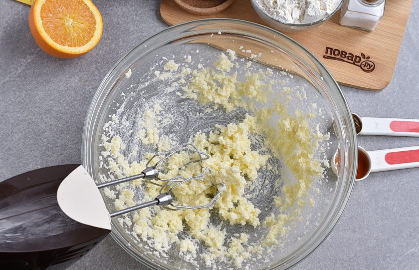 1. Этап. Рождественский кекс: Взбейте сливочное масло с белым сахаром до пышности.