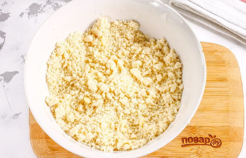 1. Этап. Сметанник из песочного теста: Сначала у вас получится мелкая песочная крошка.