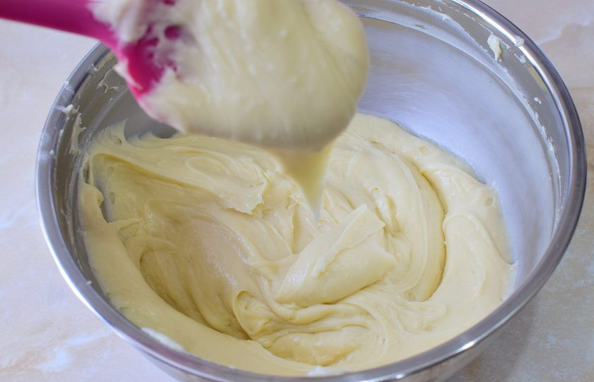 1. Этап. Французские эклеры: В количестве яиц следите за консистенцией теста. Оно должно стать эластичное и слегка стекать с лопатки, но держать форму в чаше.