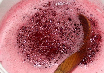 1. Этап. Земляничное варенье жидкое: Ставим ягоду с сахаром на огонь. Варим и беспрерывно помешиваем. Пенку, которая образовывается, необходимо вовремя снимать.