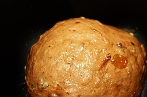 1. Этап. Домашний хлеб с сухофруктами: Замесите податливое тесто. Если вас нет хлебопечки, то можно сделать это руками. Готовому тесту дайте постоять, чтоб оно поднялось. Затем скатайте в шар и сделайте надрезы. Выпекайте хлебушек в духовке при температуре сто восемьдесят градусов на протяжении пятидесяти минут. Или же в хлебопечке на режиме 