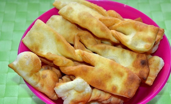 1. Этап. Хворост с медом: 14. Готовый хворост сперва выложите на бумажное полотенце или в дуршлаг, чтобы стекли излишки масла.