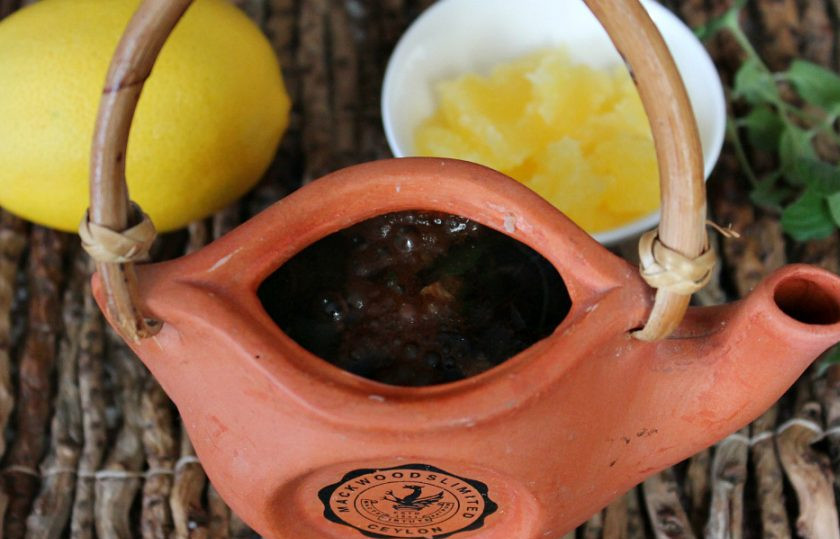 1. Этап. Чай с имбирем и корицей для похудения: Наливаем кипяток, закрываем чайник крышкой и настаиваем 5 минут.