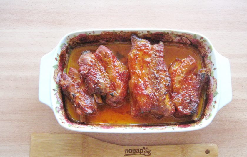 1. Этап. Ребрышки по-мексикански: Запекайте ребрышки под фольгой 1 час. После снимите фольгу и готовьте еще 25-30 минут.