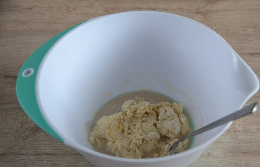 1. Этап. Батон на кефире: Влейте растворенные в воде дрожжи.