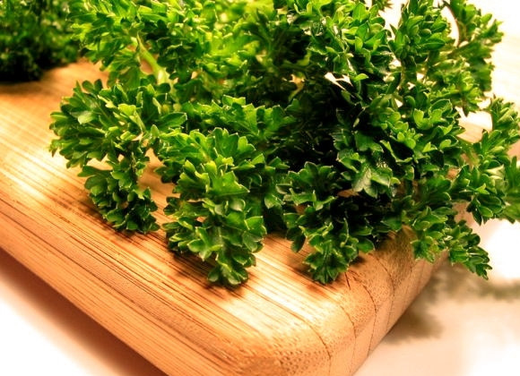 1. Этап. Куриные ножки в духовке, запеченные с лимонным соком: 2. Зелень помойте и подсушите. Нарежьте мелко.