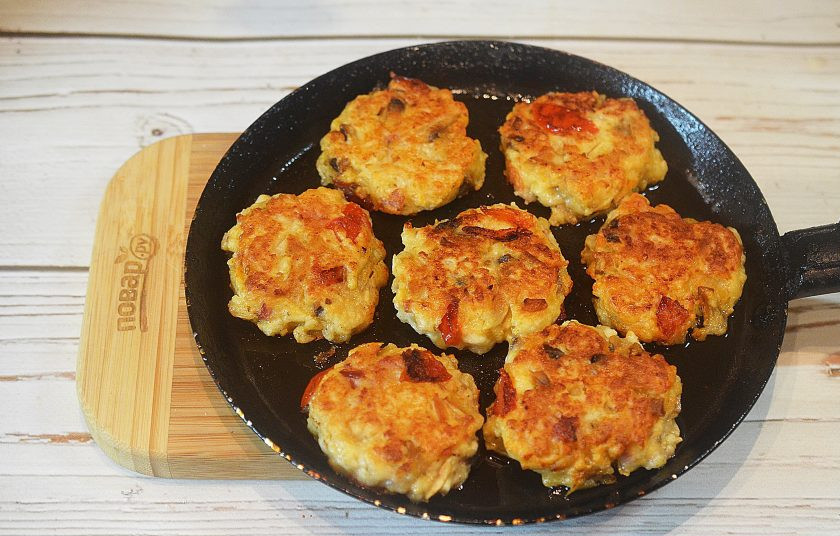 1. Этап. Сырники с беконом и грибами: 5. Ложкой выкладывайте сырники в сковороду с разогретым маслом и обжаривайте до готовности.