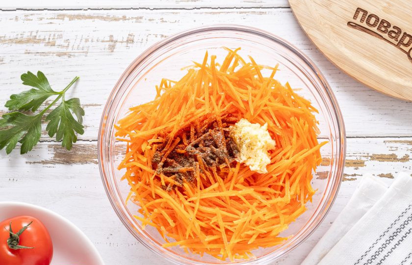 1. Этап. Помидоры фаршированные морковью: Добавьте измельченный чеснок, острый и черный молотый перец, молотый кориандр.