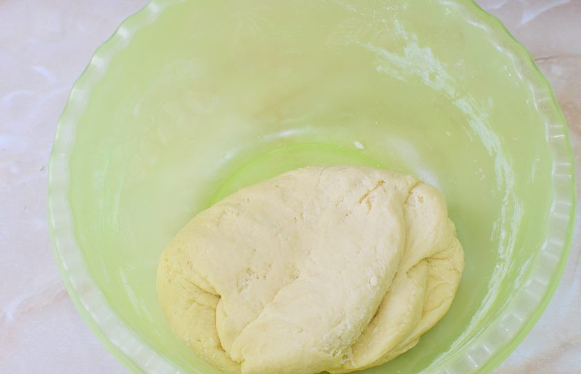 1. Этап. Венский пирог с вареньем: Муки может понадобиться чуть больше или меньше, в зависимости от её качества. Готовое тесто будет мягкое, нежное и не будет липнуть к рукам.