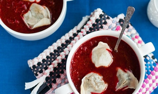 1. Этап. Борщ с ушками: 9. Вот так выглядит наш борщ при подаче. В каждую тарелку добавьте несколько ушек и при желании ложку сметаны. Приятного аппетита!