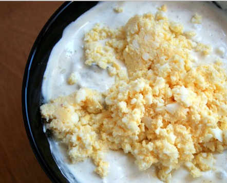 1. Этап. Соус к рыбе в кляре: 2. Яйца перетираем в крошку и тоже домешаем к соусу.