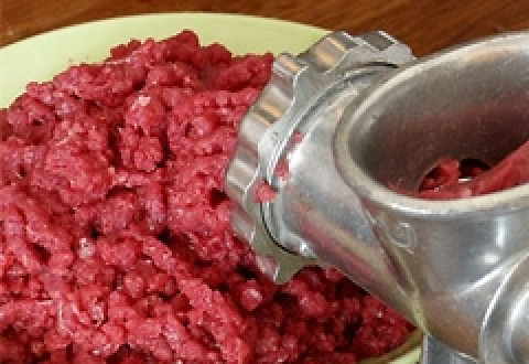 1. Этап. Котлеты из марала: Мясо марала вымойте, обсушите и дважды перекрутите на фарш через мясорубку. Если у вас нет мясорубки, то сделать это можно при помощи блендера или кухонного комбайна.