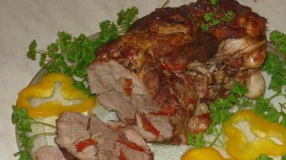 1. Этап. Баранина с помидорами в фольге: 4. Обязательно проткните мясо, проверьте на готовность, и если еще не до конца пропеклось, - снимите верхнюю фольгу, и запекайте до румяной корочки. Приятного аппетита!