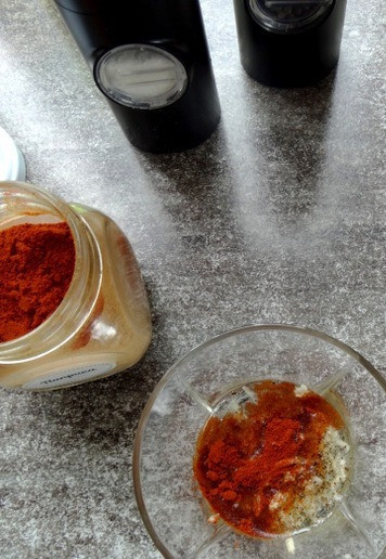 1. Этап. Пикантные шашлычки из сосисок и сыра: В масло добавить натертый чеснок, паприку, немного соли и черного перца. Перемешать.