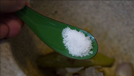 1. Этап. Тайский рыбный суп: 5. И около половины чайной ложки соли.