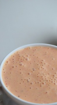 1. Этап. Клубнично-манговый смузи: Перелить смузи в чашку и подавать.