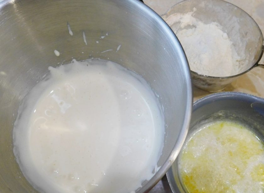 1. Этап. Банановый торт со сметанным кремом: Взбейте яйца с сахаром в пышную, воздушную массу. Параллельно с этим доведите до кипения молоко со сливочным маслом. Во взбитые яйца введите молочную горячую смесь, поочередно смешивая её с мукой, перемешанной с содой и ванилином. Тесто перемешивайте венчиком очень аккуратно, чтобы оно осталось пышным.