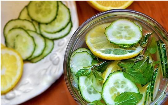 1. Этап. Коктейль Сасси: 2. Чистую холодную воду налейте в банку, кувшин или другую подходящую емкость, которую можно закрыть. Бросьте в воду нарезанные лимон и огурец. Добавьте вымытую и порванную на кусочки мяту.