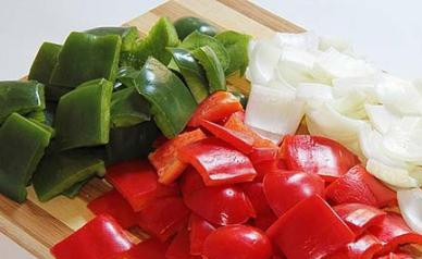 1. Этап. Гарнир к индейке в духовке: Болгарский перец и лук нарезаем небольшими кусочками.