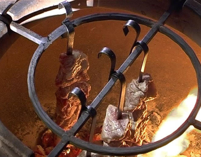 1. Этап. Шашлык в тандыре: Подвешиваем шампуры в тандыр. Запекаем до готовности, периодически поливая маринадом или сбрызгивая вином.