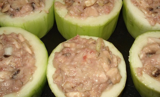 1. Этап. Кабачки, фаршированные грибами: 4. Нарезаем кабачок 