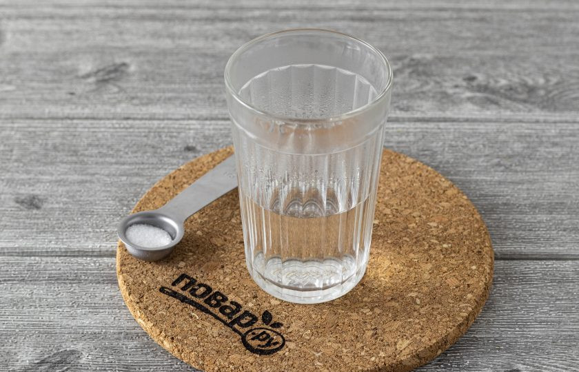 1. Этап. Лепешки с брокколи: Растворите в горячей воде соль.