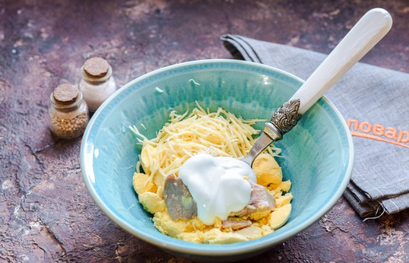 1. Этап. Фаршированные яйца на год Быка: Добавьте майонез, соль и перец по вкусу.