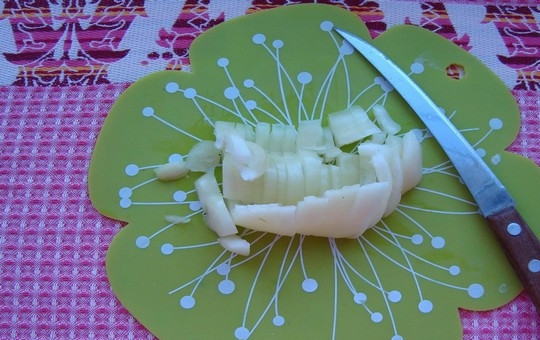 1. Этап. Летний легкий салат: 2. Болгарский перец почистите, разрежьте пополам, очистите от семян. Половинки перца разрежьте на 3 части по длине, затем – на короткие тонкие ломтики.