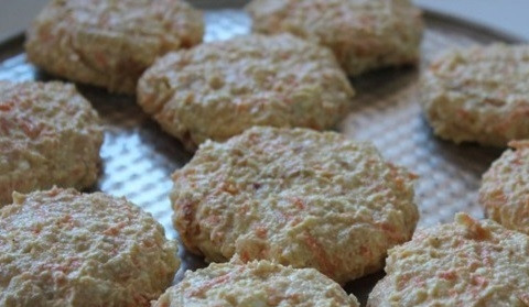 1. Этап. Морковно-яблочные сырники в ванильном соусе: Влажными руками формируем сырники, выкладываем их на противень, смазанный маслом, или в небольшие силиконовые формочки. Запекаем в разогретой до 180 градусов духовке до румяного цвета.