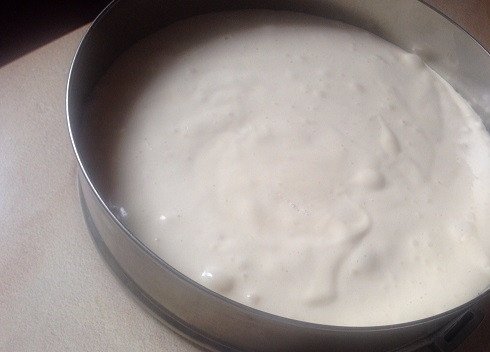 1. Этап. Бисквитный торт с масляным кремом: Слегка смазываем разъемную форму маслом, а дно застилаем пергаментом. Выкладываем и разравниваем тесто. Диаметр моей формы — 26 см.